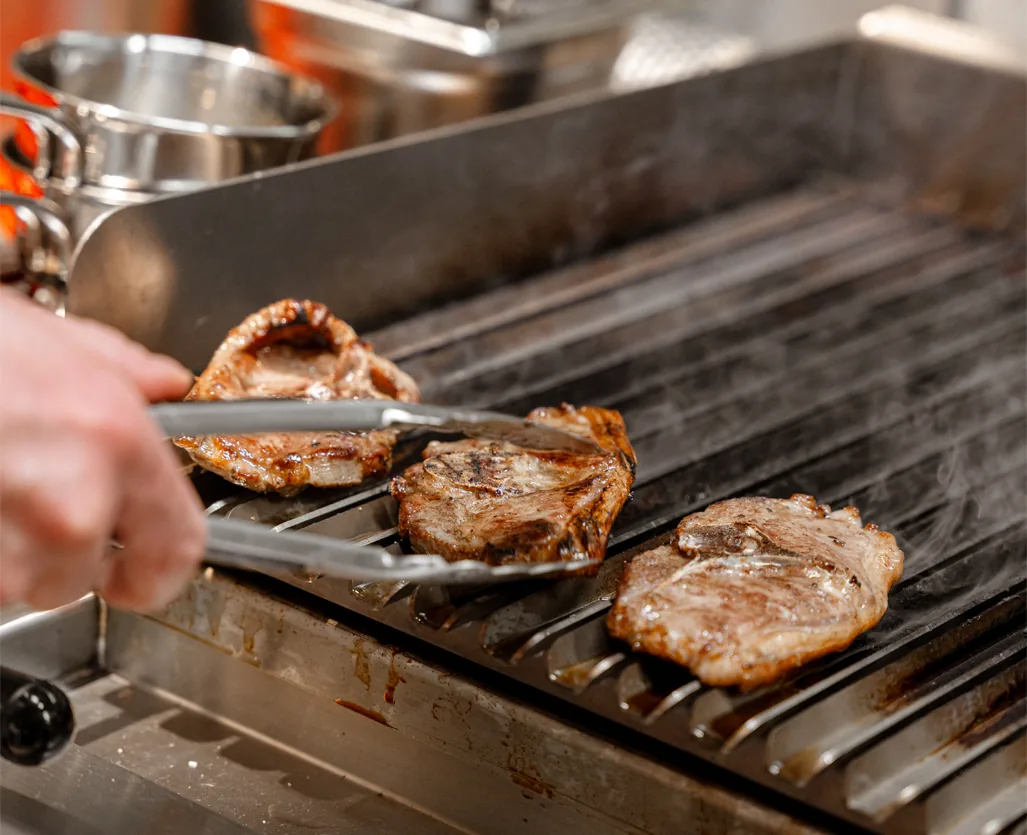 Fleisch auf dem Lavasteingrill im Agave