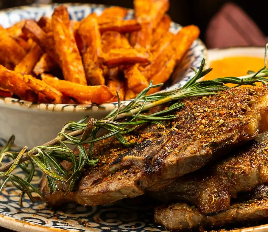 Rib Eye Steak mit Süßkartoffel-Pommes im Agave