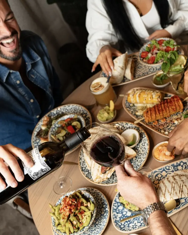 Zusammen am Tisch im Agave